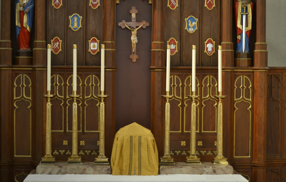 st-vincents-altar-crucifix-candles-conopaeum[1]